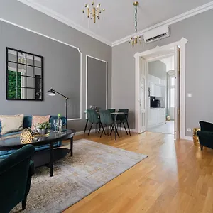  Apartment Heart Of