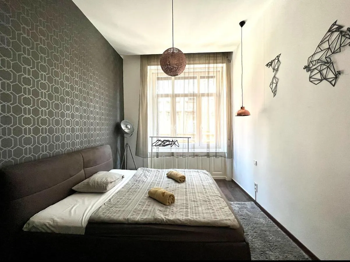 Wonderful Design Apartment In The City Centre Budapeşte